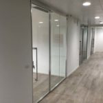 Ufficio nel quale sono insteallate divisori a vetri per creare nuovi spazi