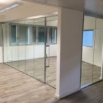 Ufficio nel quale sono insteallate divisori a vetri per creare nuovi spazi