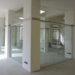 Ufficio nel quale sono insteallate divisori a vetri per creare nuovi spazi