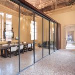 Ufficio nel quale sono insteallate divisori a vetri per creare nuovi spazi