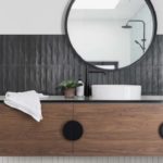Le finiture nere del bagno si sposano perfettamente con le piastrelle Wish black