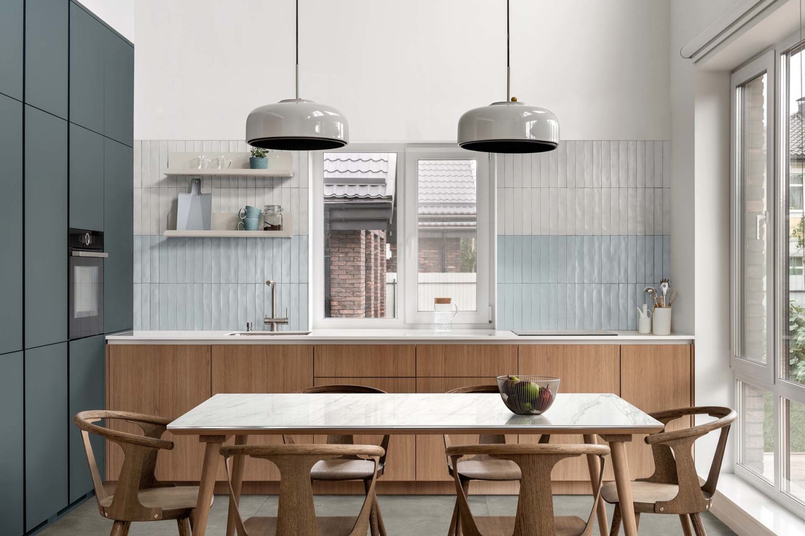 Amplificano la luce le piastrelle chiare posate in questa cucina moderna
