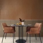 Render 3d di una sala da pranzo moderna sulle cui pareti sono state posta piastrelle color brick