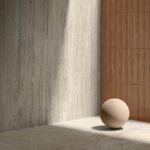 Render 3d nel quale le piastrelle color brik sottolienano una stanza dai colori chiari