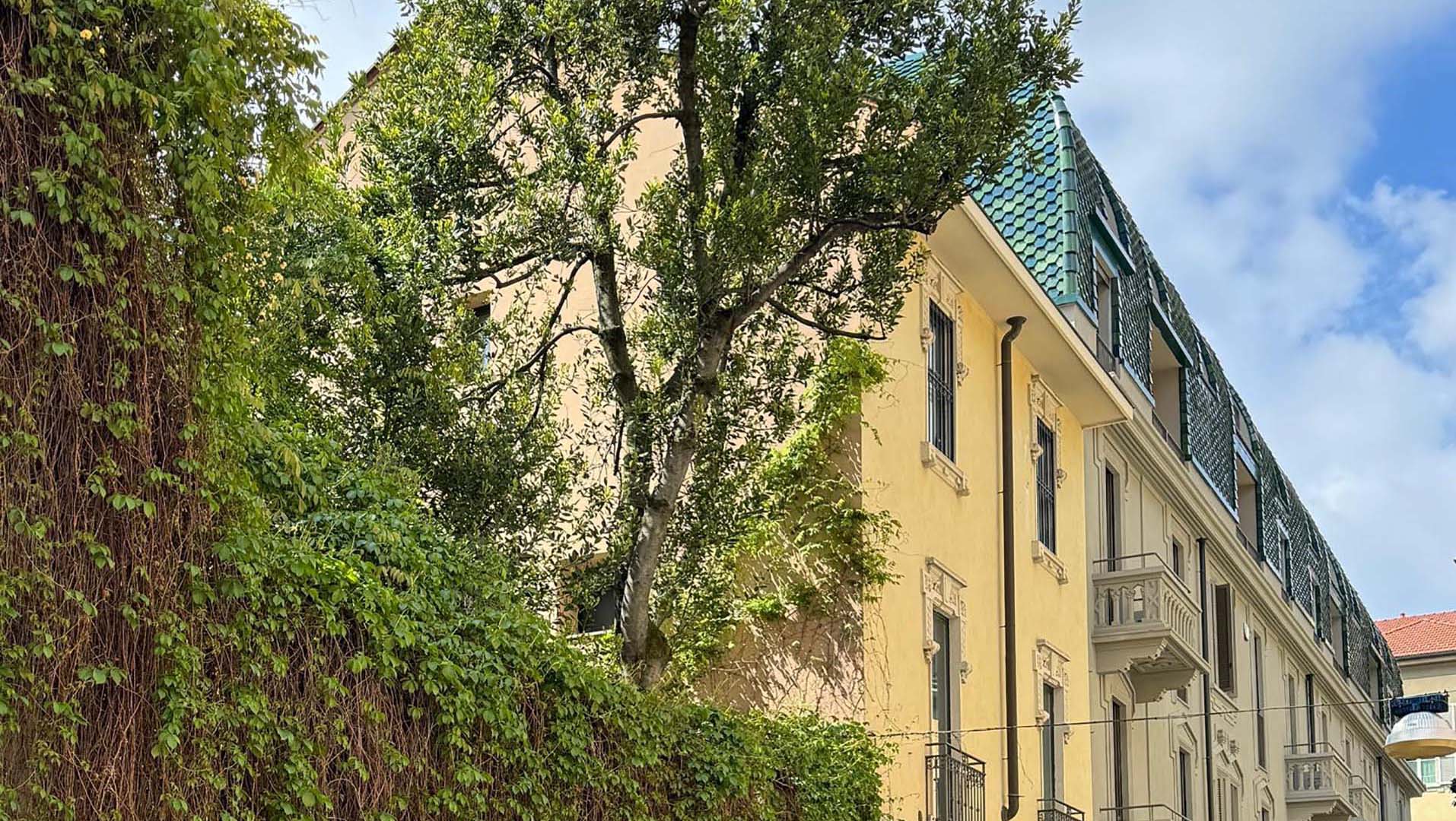 La facciata del palazzo Crocetta Living