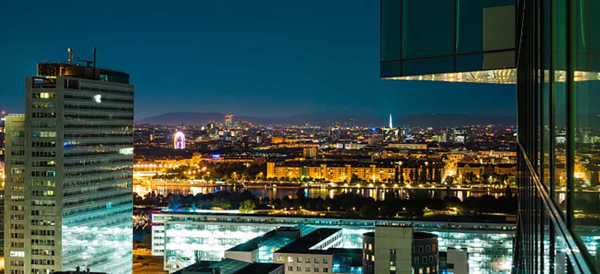 Veduta nottura ed area di una città con immobili di lusso