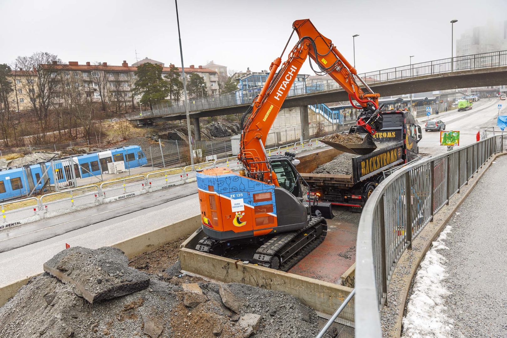 L'Hitachi ZE135 al lavoro a Stoccolma