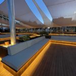 Particolare dell'area coperta dalle vele di protezione colr beige e champagne