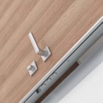 Dettaglio di maniglia e serratura di una porta blindata D180