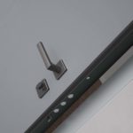 Dettaglio di maniglia e serratura di una porta blindata D180