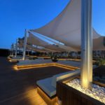 Particolare dell'area coperta dalle vele di protezione colr beige e champagne