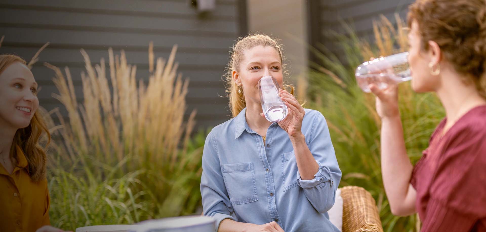 Donne bevono acqua resa potabile da un impianto Culligan