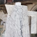 Il bollitore elettrico Plissè di Alessi replicato in marmo ed esposto a Carrara