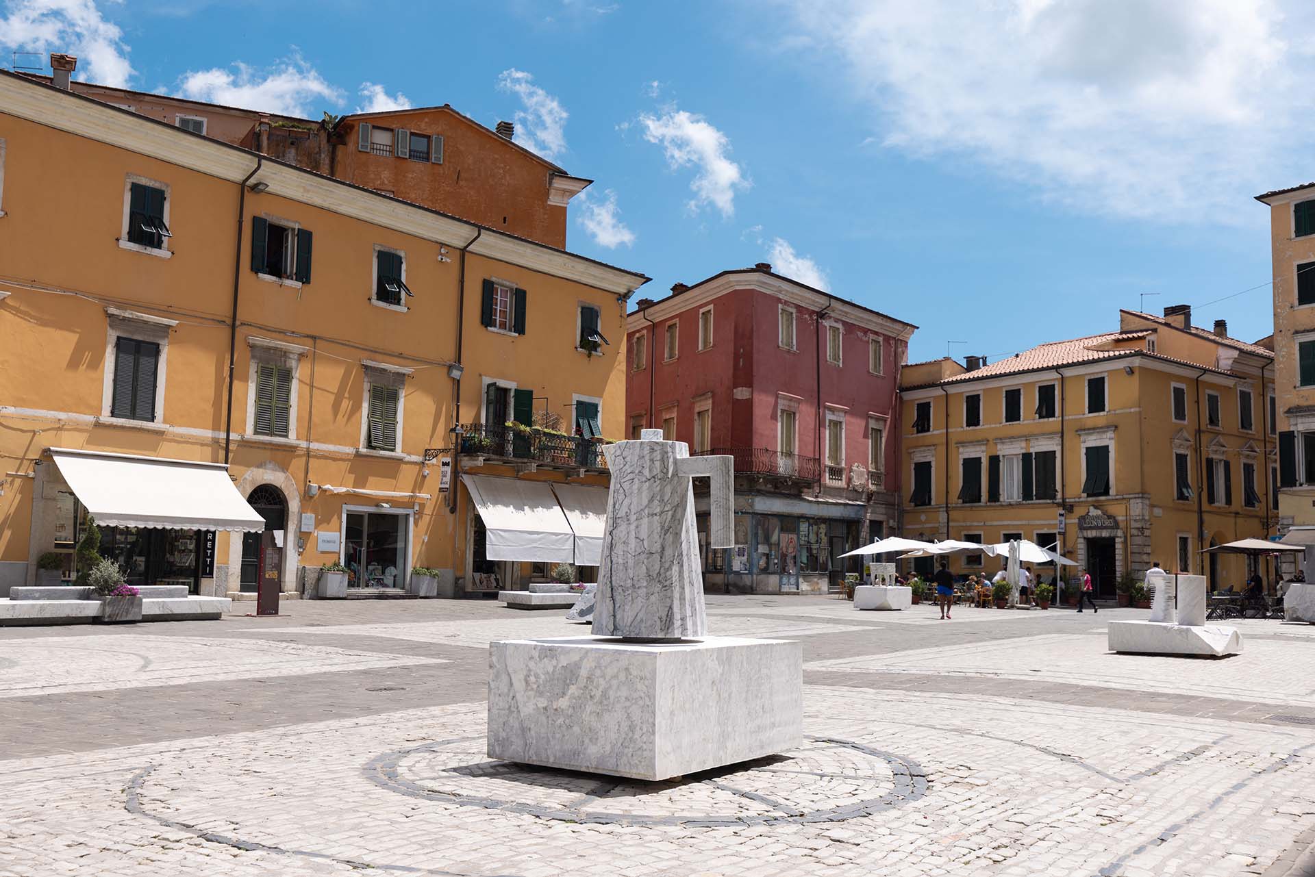 Il bollitore elettrico Plissè di Alessi replicato in marmo ed esposto a Carrara