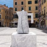 Il bollitore elettrico Plissè di Alessi replicato in marmo ed esposto a Carrara