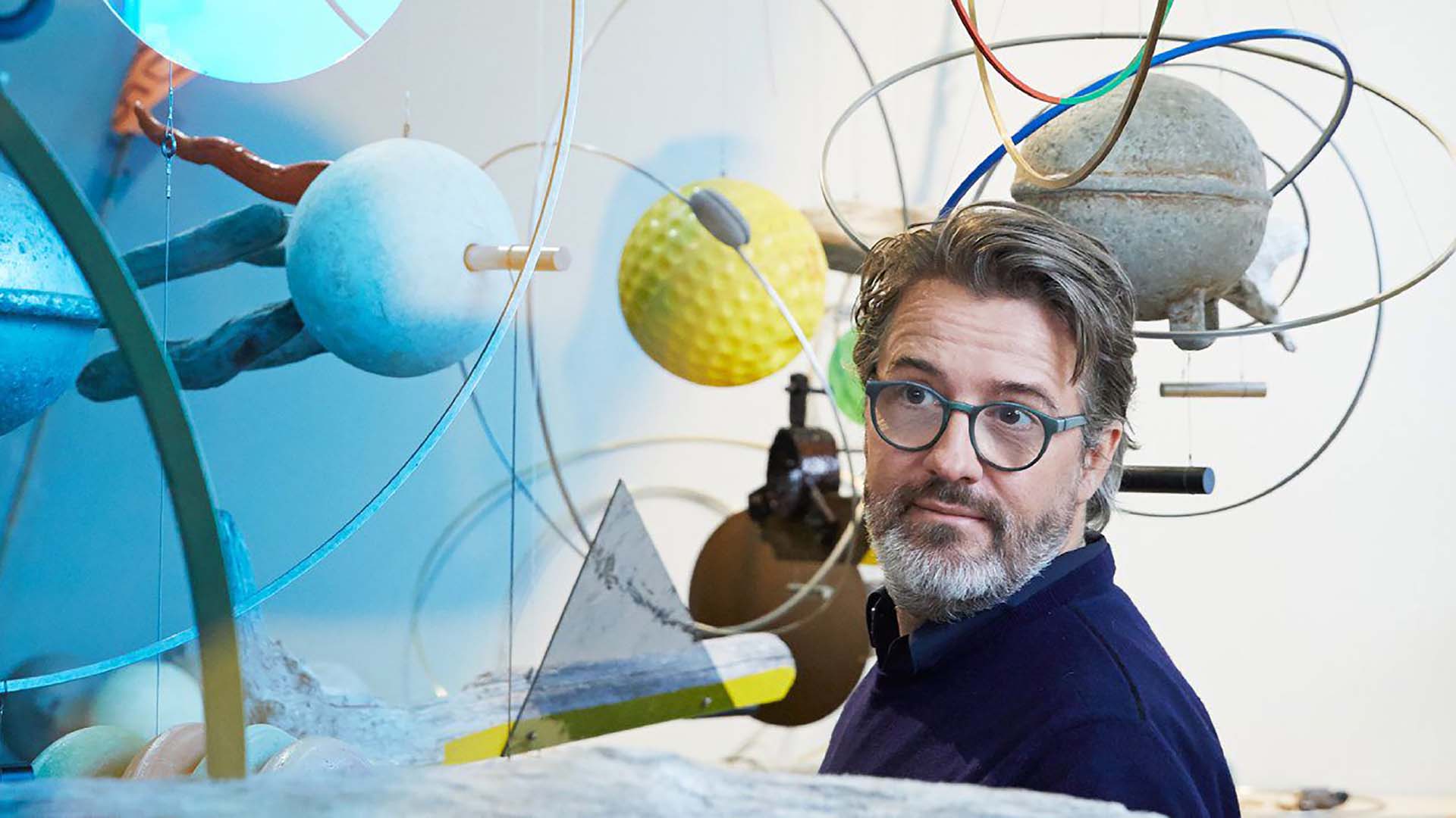 Olafur Eliasson posa davanti ad una sua opera