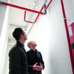 Tecnici prendono visione del lavoro svolto