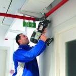 Stefano Sagretti al lavoro di installazione