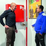 I tecnici visionano l'impianto