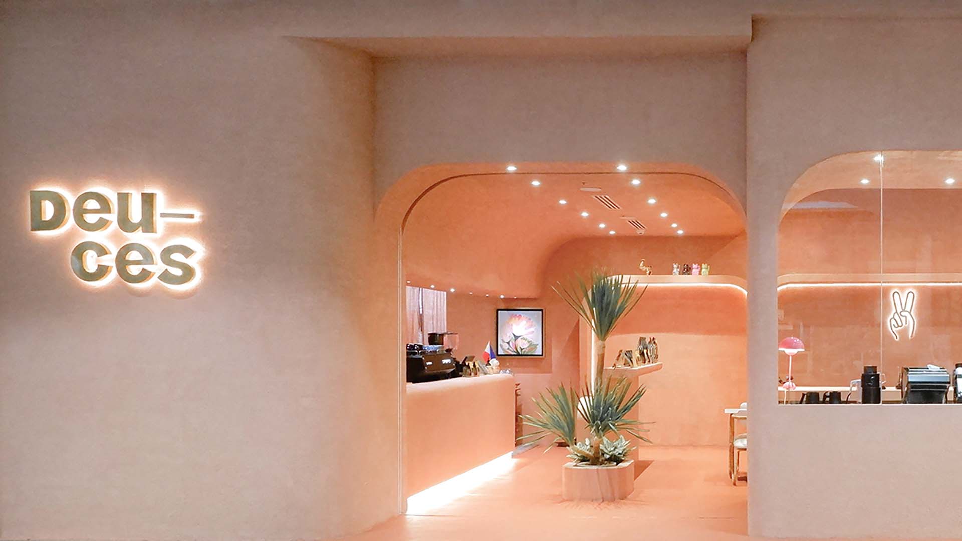 Novacolor scelto come partner dai designer di 1898 Architects per il progetto del Deuces Cafè ingresso con insegna