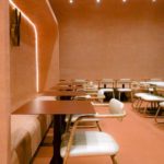 Novacolor scelto come partner dai designer di 1898 Architects per il progetto del Deuces Café le sedute all'interno del locale