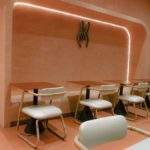 Novacolor scelto come partner dai designer di 1898 Architects per il progetto del Deuces Café le sedute all'interno del locale