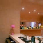 Novacolor scelto come partner dai designer di 1898 Architects per il progetto del Deuces Café il bancone dell'accoglienza e sullo sfondo quello del servizio