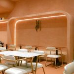 Novacolor scelto come partner dai designer di 1898 Architects per il progetto del Deuces Café le sedute all'interno del locale