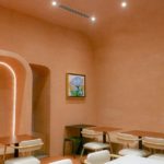 Novacolor scelto come partner dai designer di 1898 Architects per il progetto del Deuces Café le sedute all'interno del locale