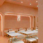 Novacolor scelto come partner dai designer di 1898 Architects per il progetto del Deuces Café le sedute all'interno del locale