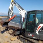 I mezzi Bobcat al lavoro sulla spiaggia di Bagheria