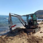 I mezzi Bobcat al lavoro sulla spiaggia di Bagheria