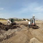I mezzi Bobcat al lavoro sulla spiaggia di Bagheria