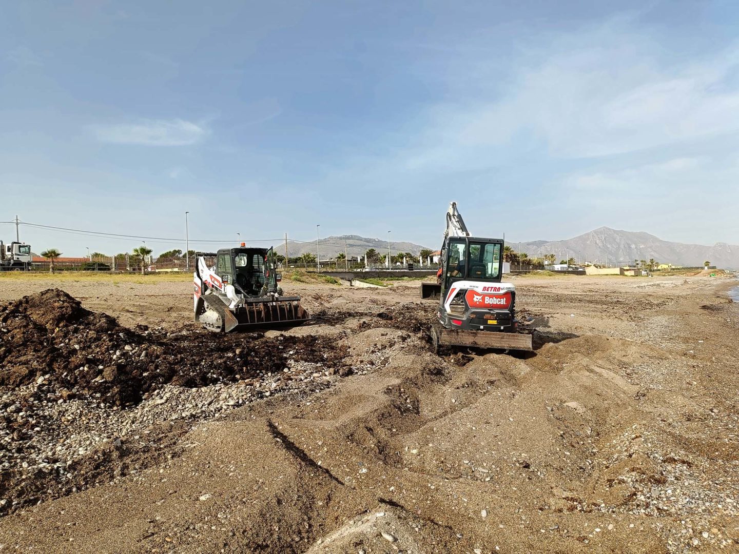 I mezzi Bobcat al lavoro sulla spiaggia di Bagheria
