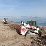 I mezzi Bobcat al lavoro sulla spiaggia di Bagheria