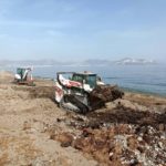I mezzi Bobcat al lavoro sulla spiaggia di Bagheria