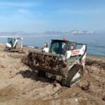 I mezzi Bobcat al lavoro sulla spiaggia di Bagheria