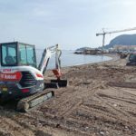 I mezzi Bobcat al lavoro sulla spiaggia di Bagheria