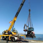 I mezzi Bobcat vengono calati dall'alto su un tratto di spiaggia difficilmente raggiungibile