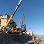 I mezzi Bobcat vengono calati dall'alto su un tratto di spiaggia difficilmente raggiungibile