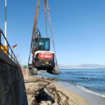 I mezzi Bobcat vengono calati dall'alto su un tratto di spiaggia difficilmente raggiungibile