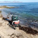 I mezzi Bobcat al lavoro sulla spiaggia di Bagheria