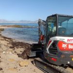 I mezzi Bobcat al lavoro sulla spiaggia di Bagheria
