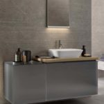 Lavabo ONE da appoggio arrotondato, piano finitura rovere, mobile lavabo Acanto finitura vetro lava, contenitore laterale sospeso e specchio Option Plus