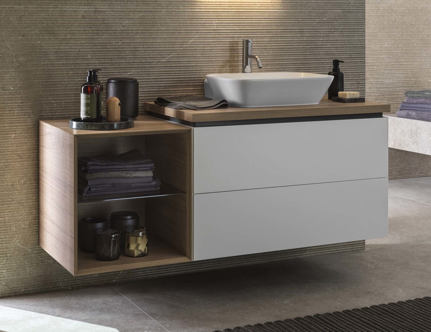 Lavabo da appoggio arrotondato, piano lavabo in rovere, mobile bianco opaco, mobile laterale a giorno in rovere