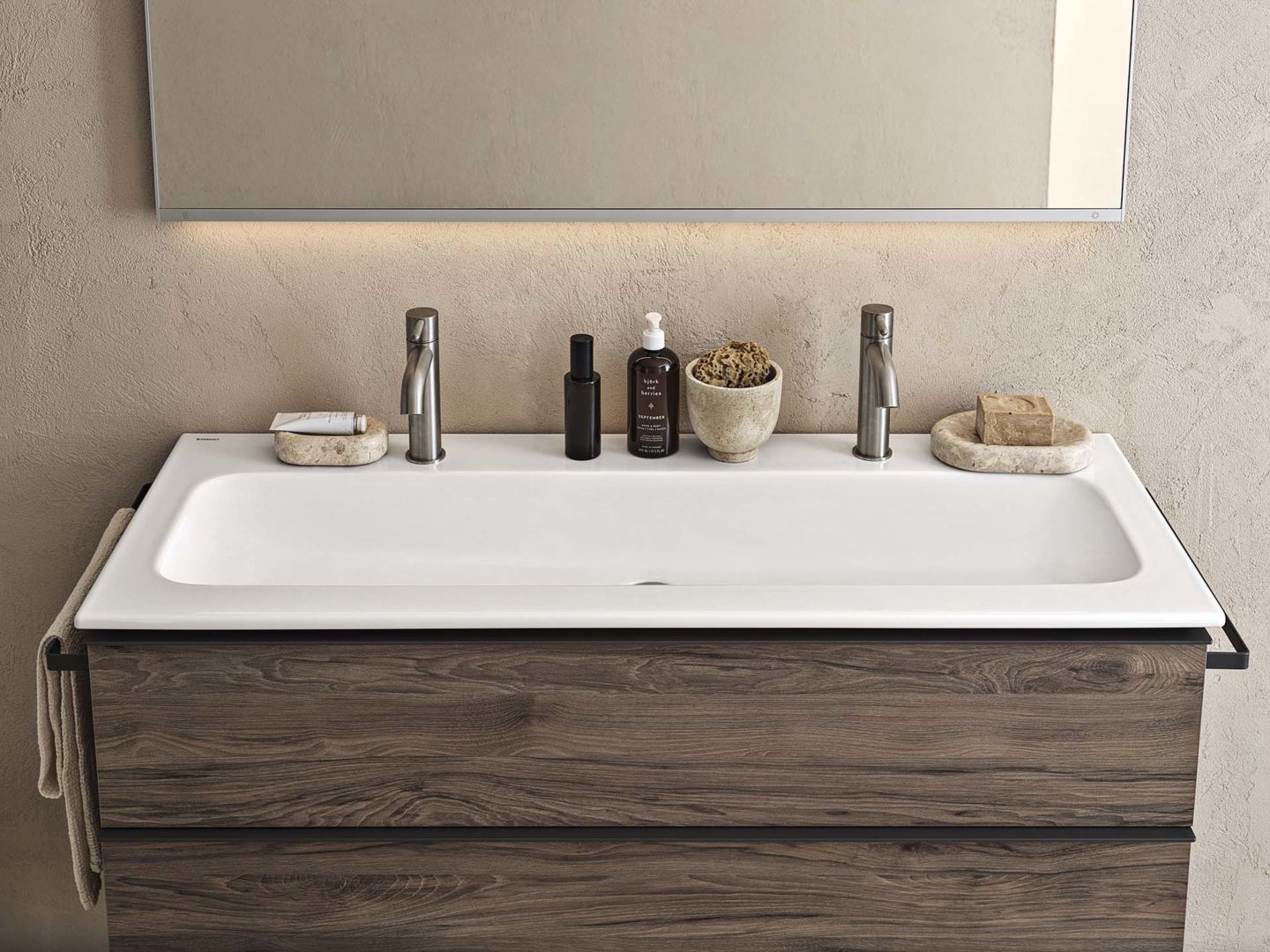 Set lavabo Slim, mobile lavabo con 2 cassetti finitura noce americano maniglia lava opaco e specchio Option Plus