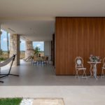 Avorio anche per la pavimentazione dell'ampio patio esterno