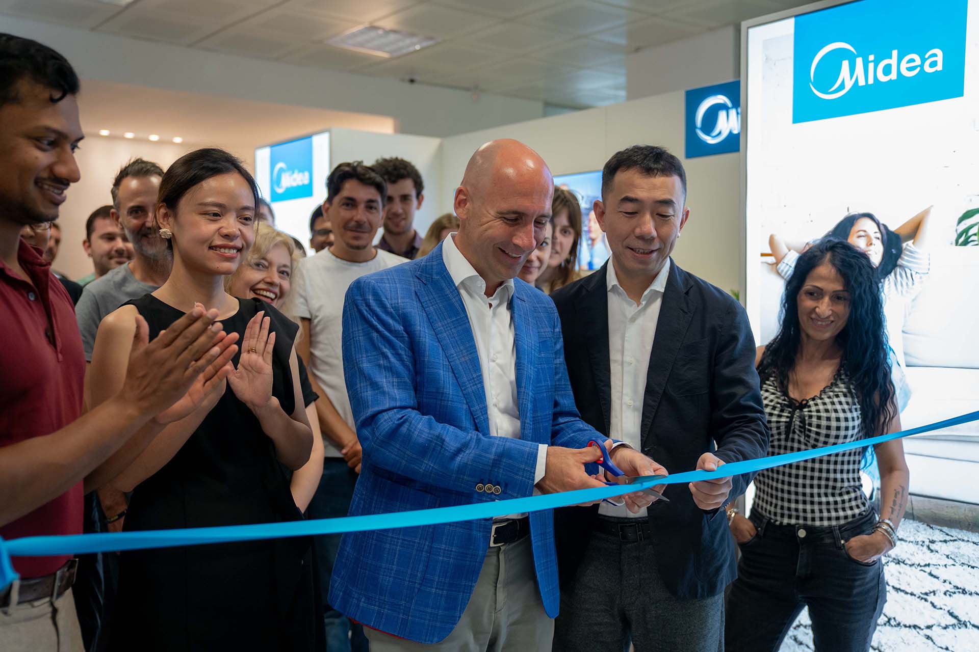 Midea nuova sede Aberto Di Luzio e Scott Fu tagliano il nastro