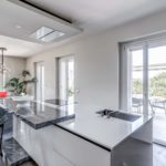 infissi Prolux Evolution Oknoplast appartmaneto in condominio a Vigevano la cucina illuminata da ampie porte finistre