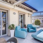 infissi Prolux Evolution appartmaneto in condominio a Vigevano ampia terrazza arredata per accogliere ospiti nella bella stagione